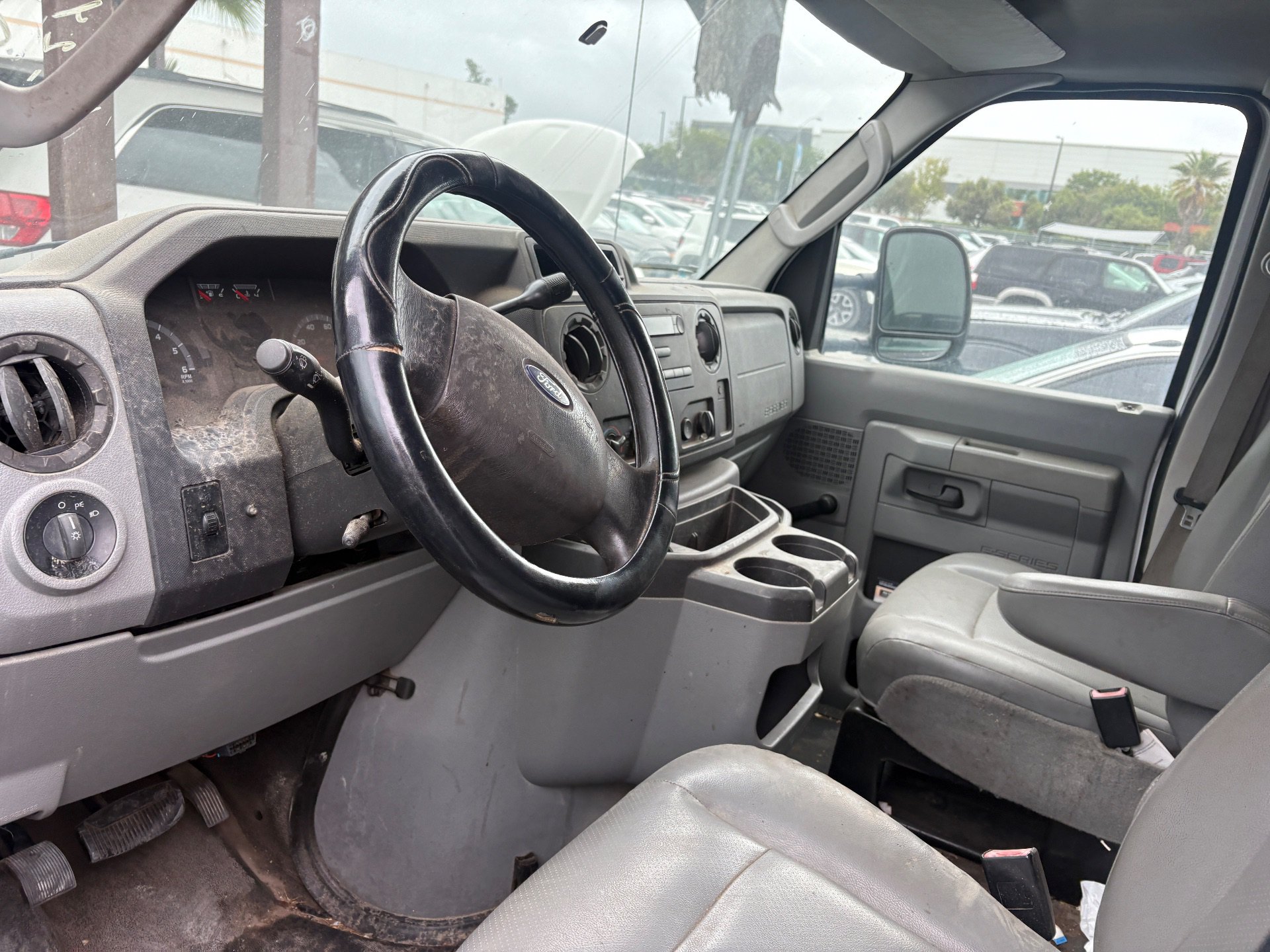2011 FORD E350 — thumbnail 4
