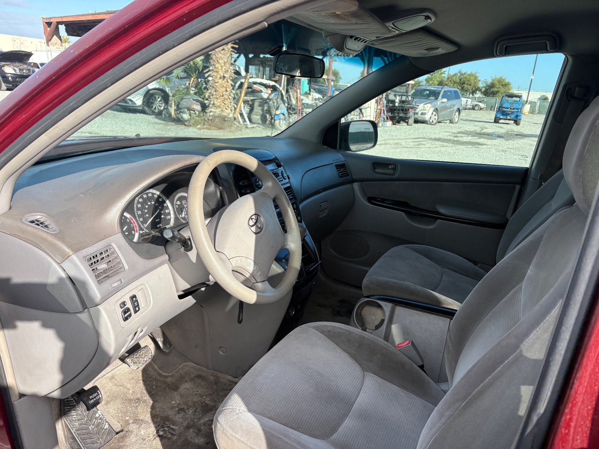 2004 TOYOTA SIENNA — thumbnail 3