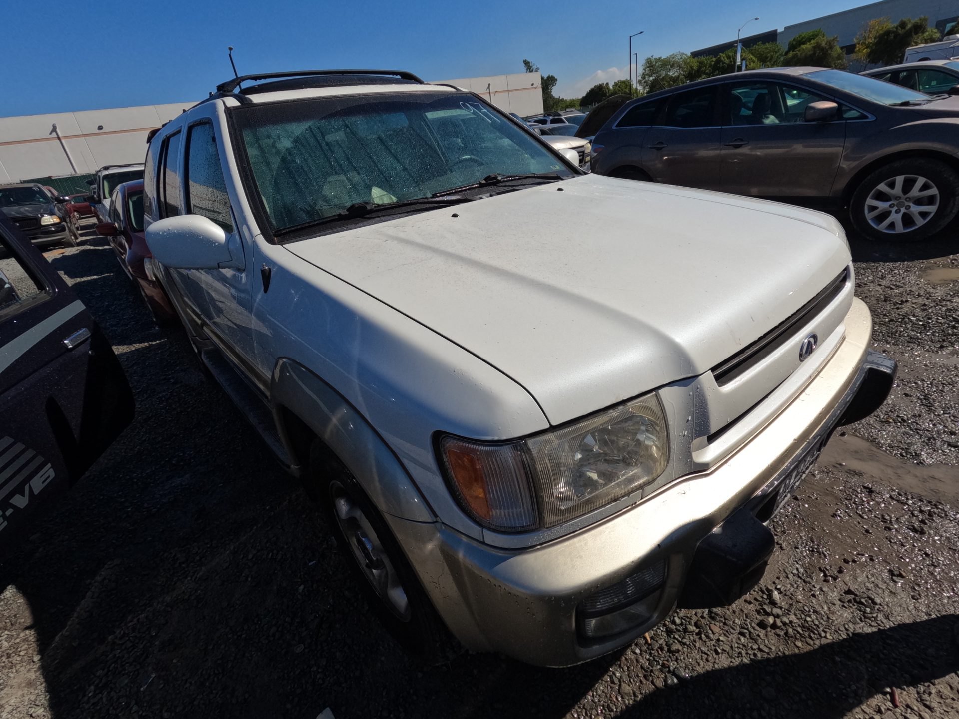 1999 INFINITI QX4 — thumbnail 2