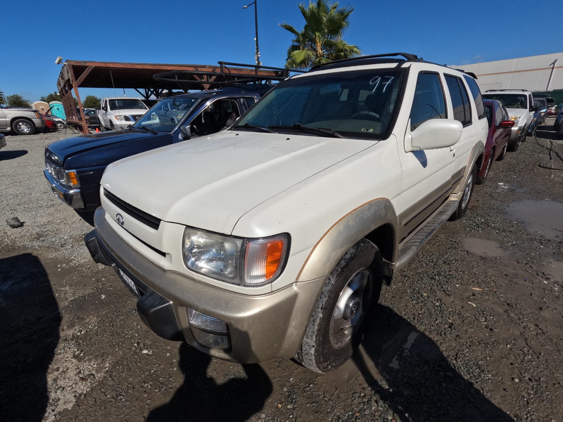 1999 INFINITI QX4 — photo 1
