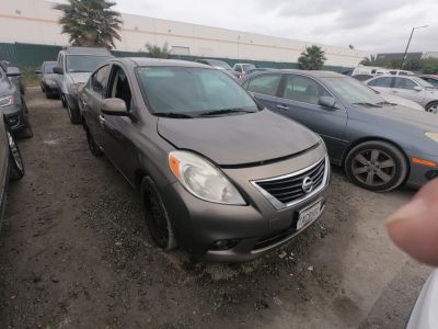 Vehicle: 2013 NISSAN VERSA (Lot 42)