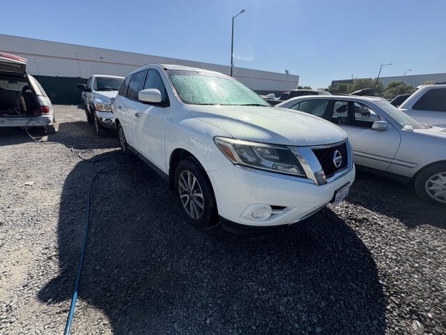 Vehicle: 2014 NISSAN PATHFINDER (Lot 15)