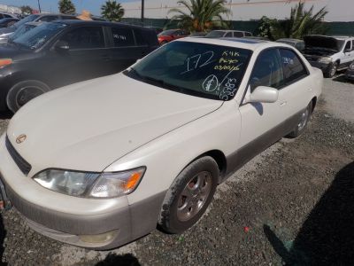 Vehicle: 1997 LEXUS ES 300 (Lot 36)