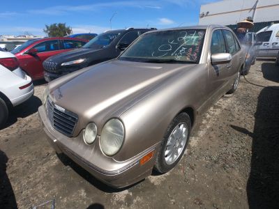 Vehicle: 2001 MERZ E CLASS (Lot 27)